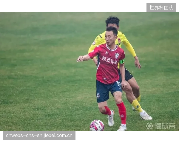 当边路进攻受阻时，队长需引导球队寻求中路渗透，避免战术僵化被对手完全限制。